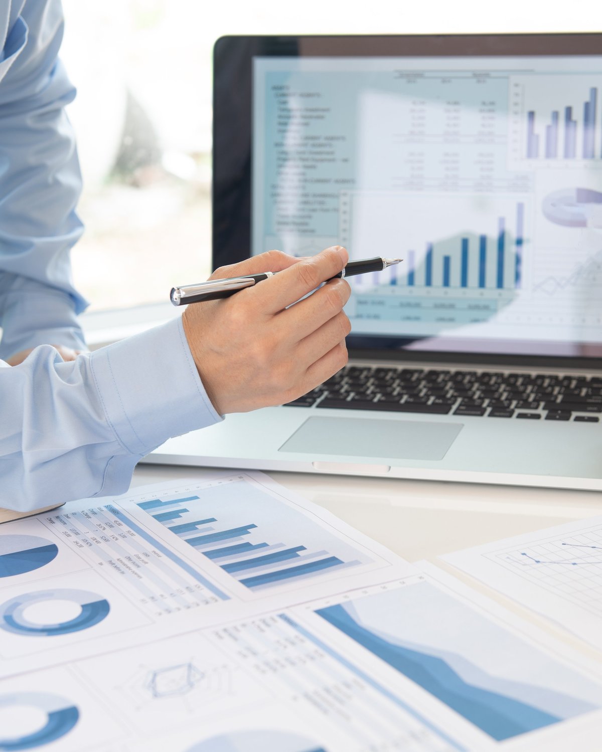 Financial advisor 0r Financial Planner are prepare a financial plan insight for the client. Personal financial planning services concept.